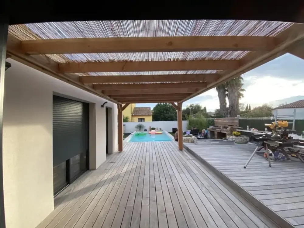 Réalisation d'une pergola en Douglas naturel massif près de Montpellier