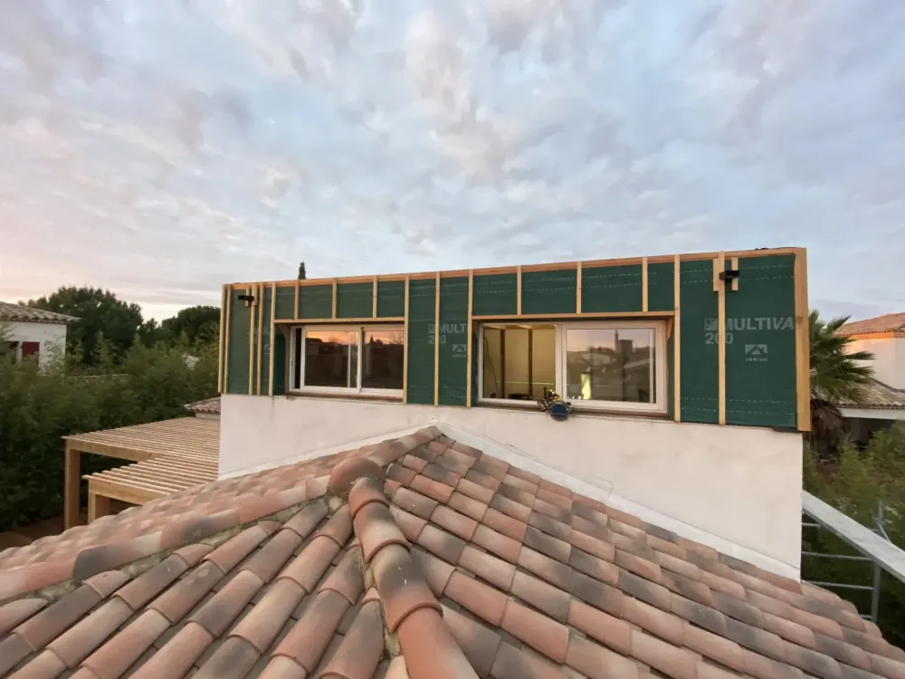 Sur élévation de maison / bois à Aigues-Mortes