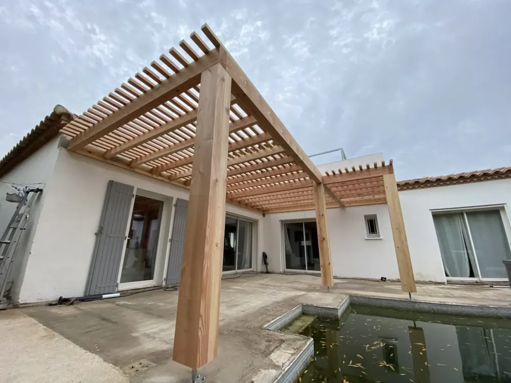 Pergola en Douglas naturel massif à Aigues-Mortes