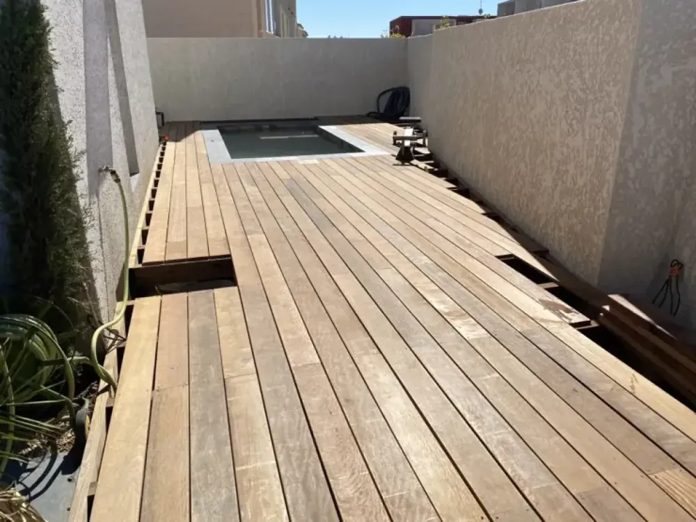 Terrasse en bois à Aigues-Mortes