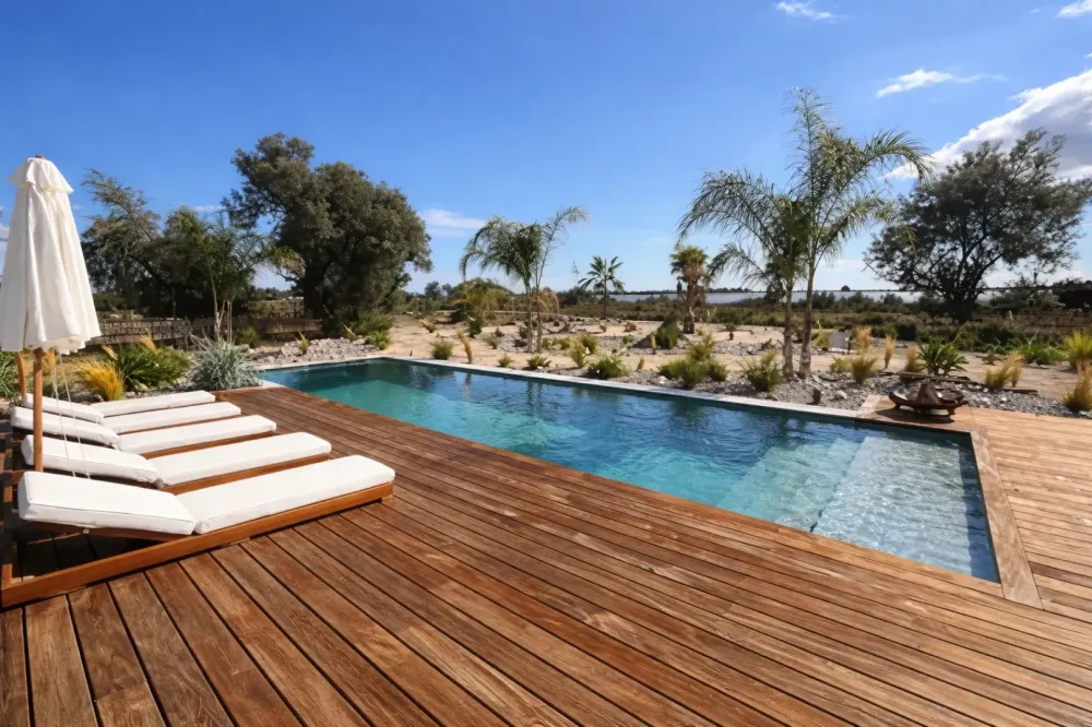 Réalisation piscine et terrasse en Camargue